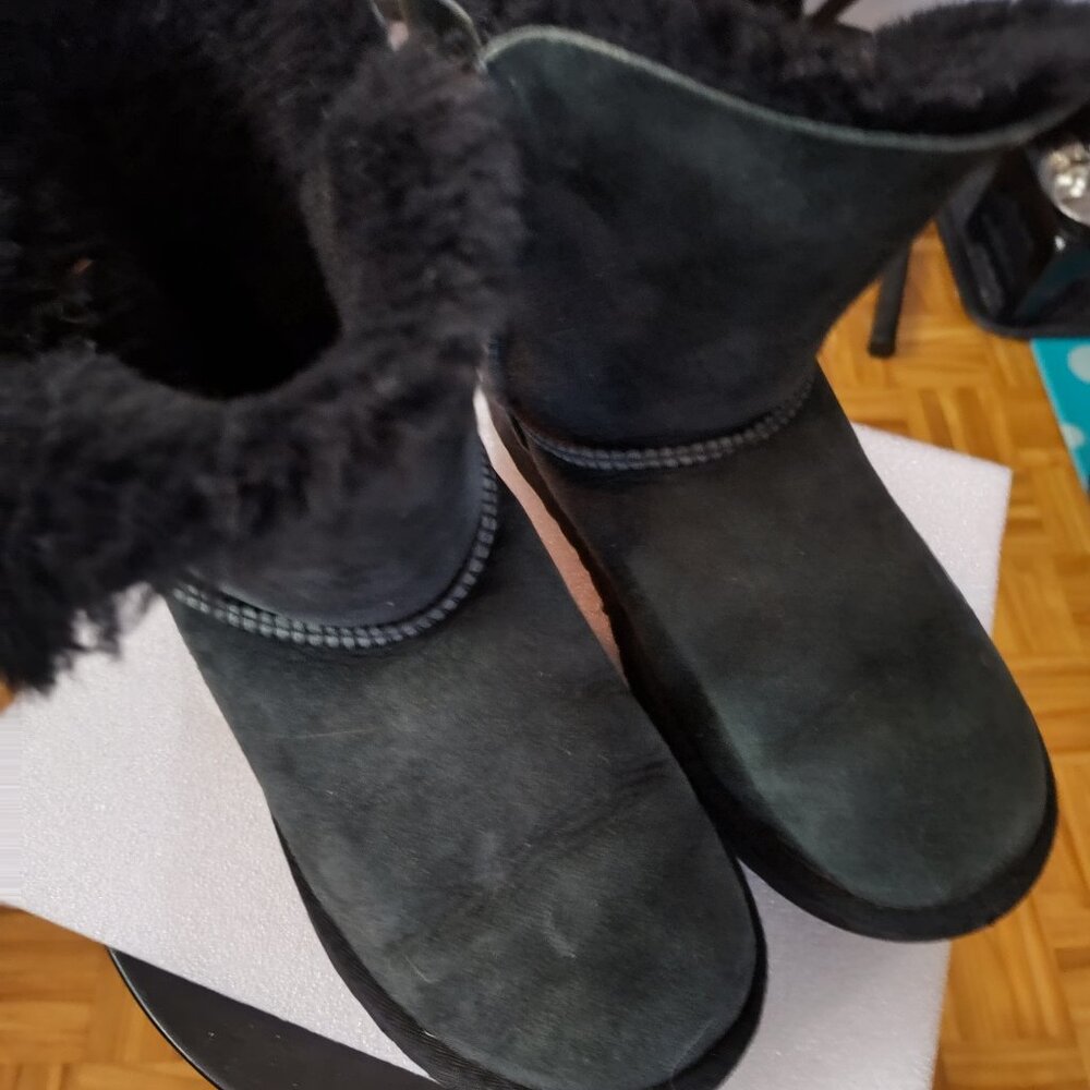 UGG Woman's Bailey Winter Boots Size 7